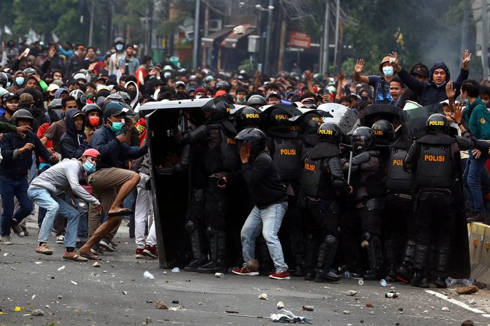 Demonstrasi Pro-Imigrasi Berujung Ricuh, Garda Nasional Turun Tangan